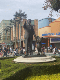 Statue of Walt Disney and Mickey Mouse at the Disney Bros. Plaza at Walt Disney Studios Park