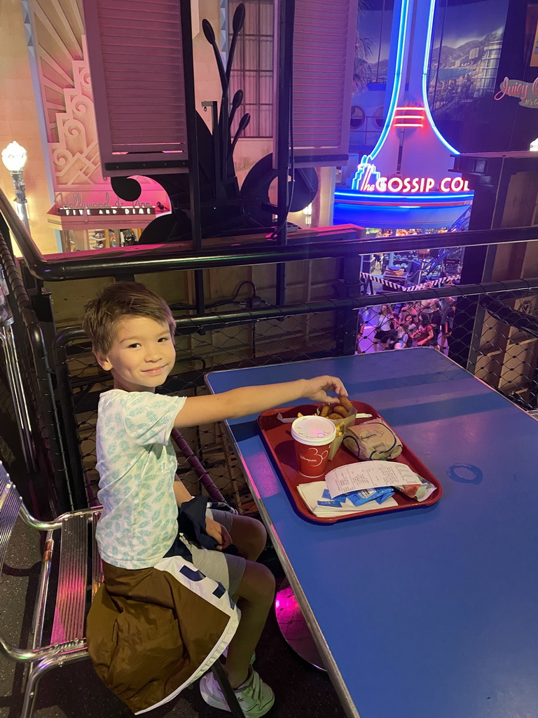 Max having lunch at the upper floor of the Restaurant en Coulisse at the Studio 1 building at the Front Lot at Walt Disney Studios Park