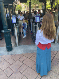 Miaomiao and Max passing through the entrance to Disneyland Park