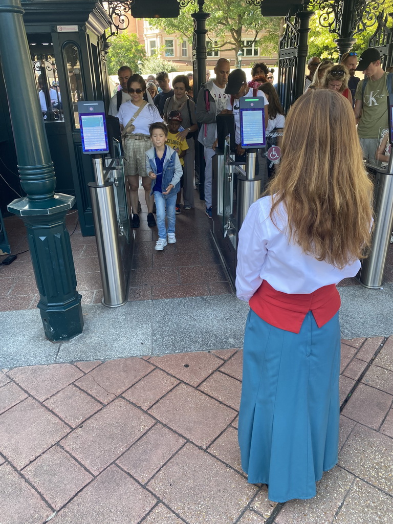 Miaomiao and Max passing through the entrance to Disneyland Park