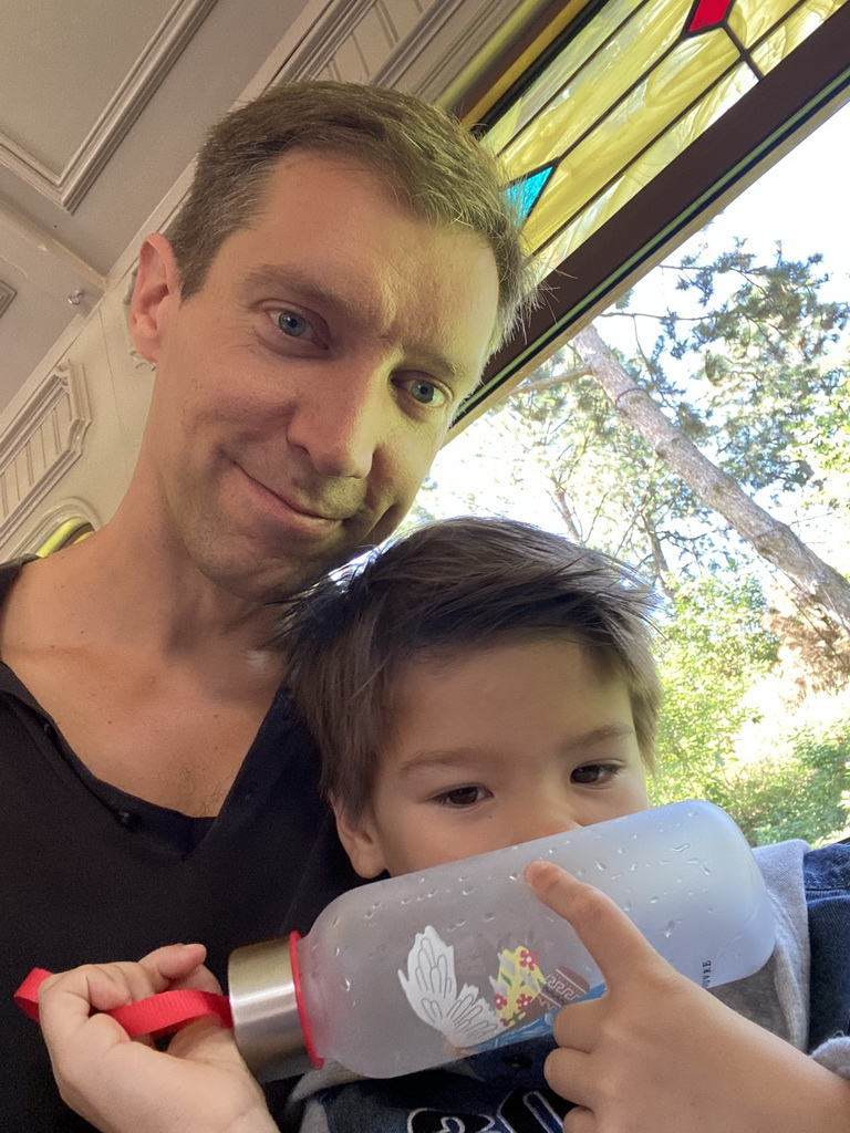 Tim and Max at the train at the Disneyland Railroad attraction at Disneyland Park