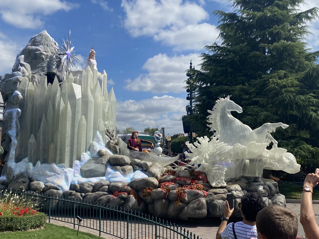 Elsa, Kristoff and Olaf on an ice sculpture at the World Princess Week Parade at Central Plaza at Disneyland Park