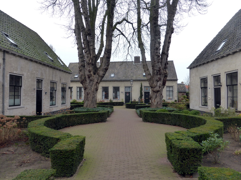 The Van Brakellhofje garden at the Veerpoortstraat street