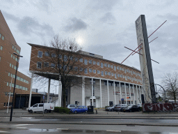 Building and statue at the crossing of the Korte Parallelweg and Wilgenbos streets, viewed from the Wilgenbos street