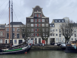 Boats at the Wolwevershaven harbour and the front of the Stokholm building at the Wolwevershaven street, viewed from the Kuipershaven street
