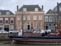 Boat at the Wolwevershaven harbour and the front of the Dordts Patriciërshuis building at the Wolwevershaven street, viewed from the Kuipershaven street