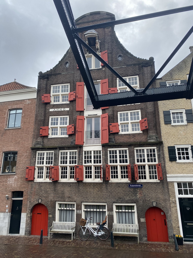 Front of a house at the Kuipershaven street, viewed from the Damiatebrug bridge