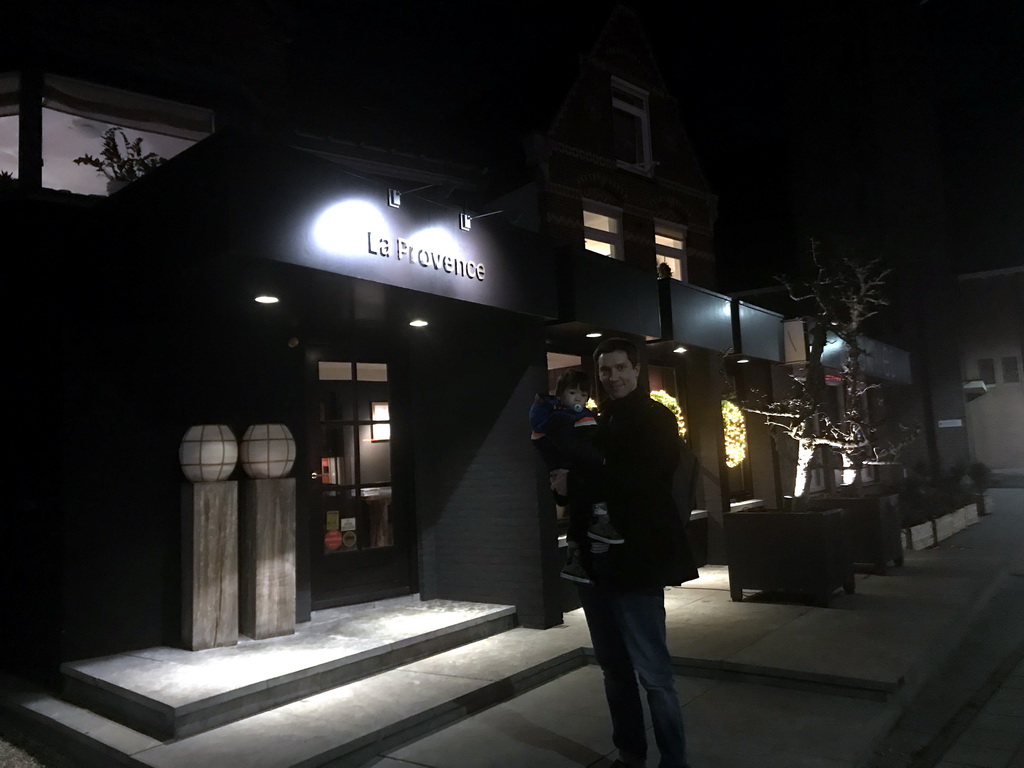 Tim and Max in front of the La Provence restaurant at the Hoofdstraat street, by night