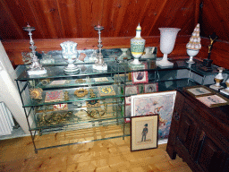 Paintings, vases and other items in the Kwikstaartkamer room at the upper floor of Castle Sterkenburg