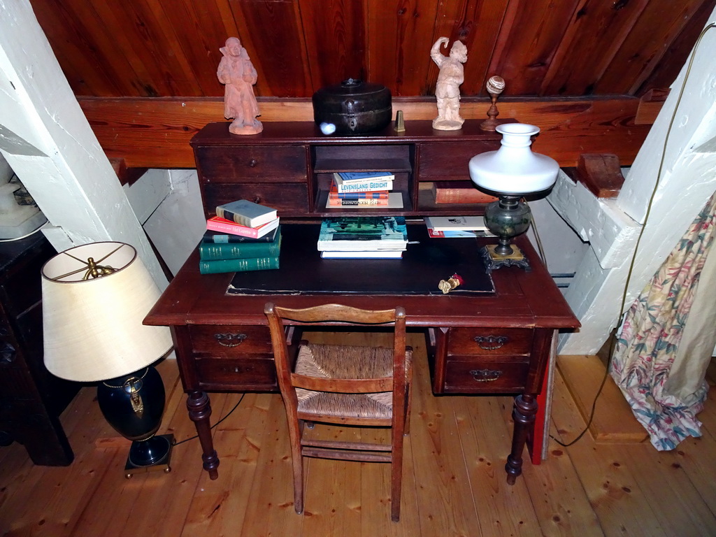 Desk with books in the Kwikstaartkamer room at the upper floor of Castle Sterkenburg