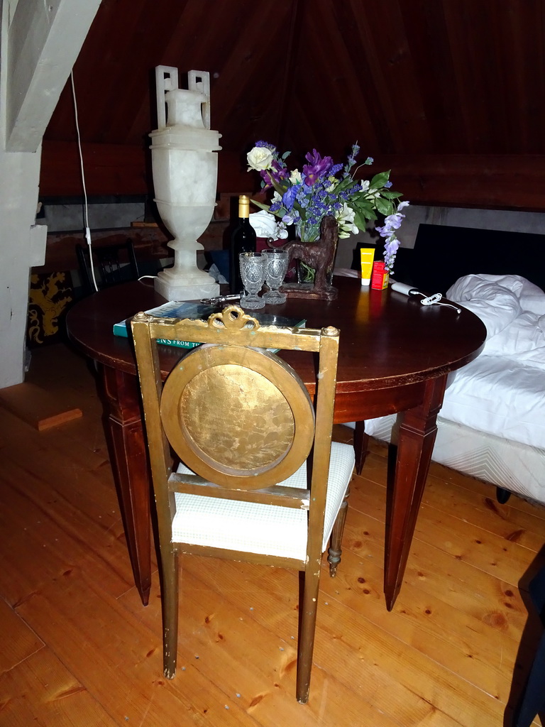 Table and bed in the Kwikstaartkamer room at the upper floor of Castle Sterkenburg