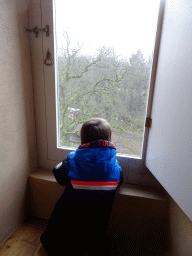 Max looking out of the window in the Uilenkamer room in the Tower of Castle Sterkenburg