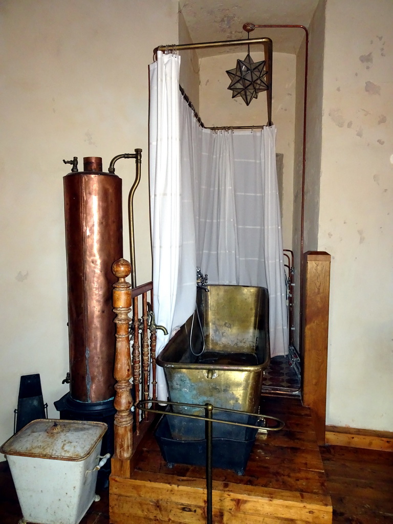 Bathtub in the Uilenkamer room in the Tower of Castle Sterkenburg