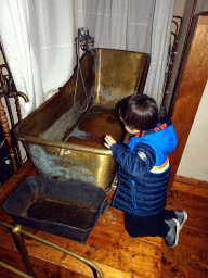 Max with the bathtub in the Uilenkamer room in the Tower of Castle Sterkenburg