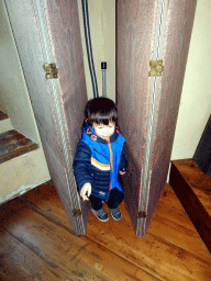Max with a folding screen in the Uilenkamer room in the Tower of Castle Sterkenburg