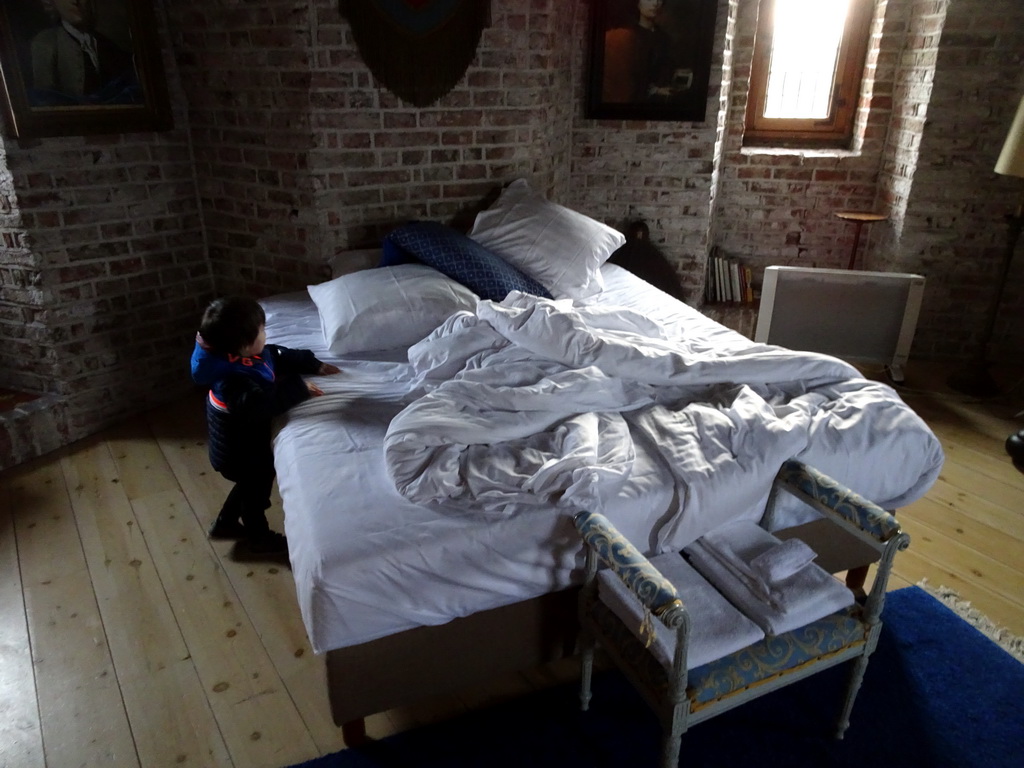 Max in the Torenvalkkamer room in the Tower of Castle Sterkenburg