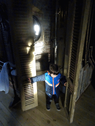 Max in the bathroom of the Torenvalkkamer room in the Tower of Castle Sterkenburg