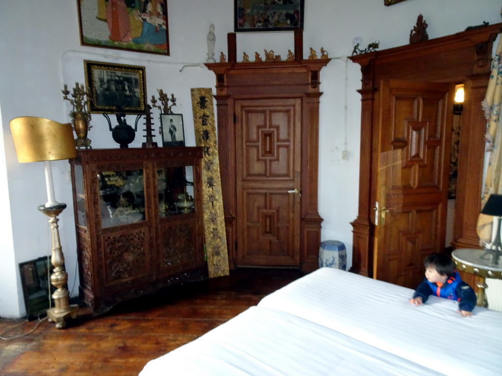 Max in the Chinese kamer room at the upper floor of Castle Sterkenburg