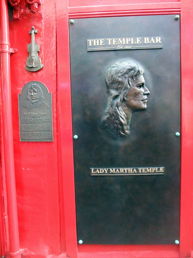 Reliefs of Sir William Temple and Lady Martha Temple at the front of the Temple Bar