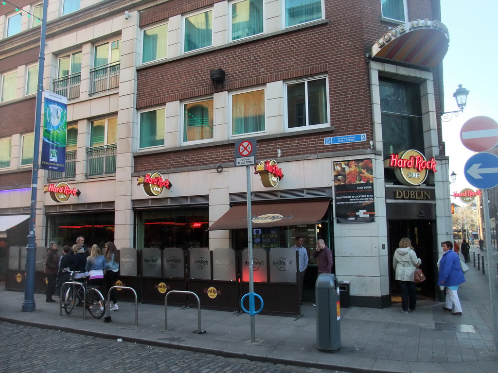 Front of the Hard Rock Cafe at Fleet Street