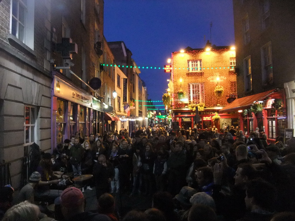 Street musicians at the Temple Bar street, by night