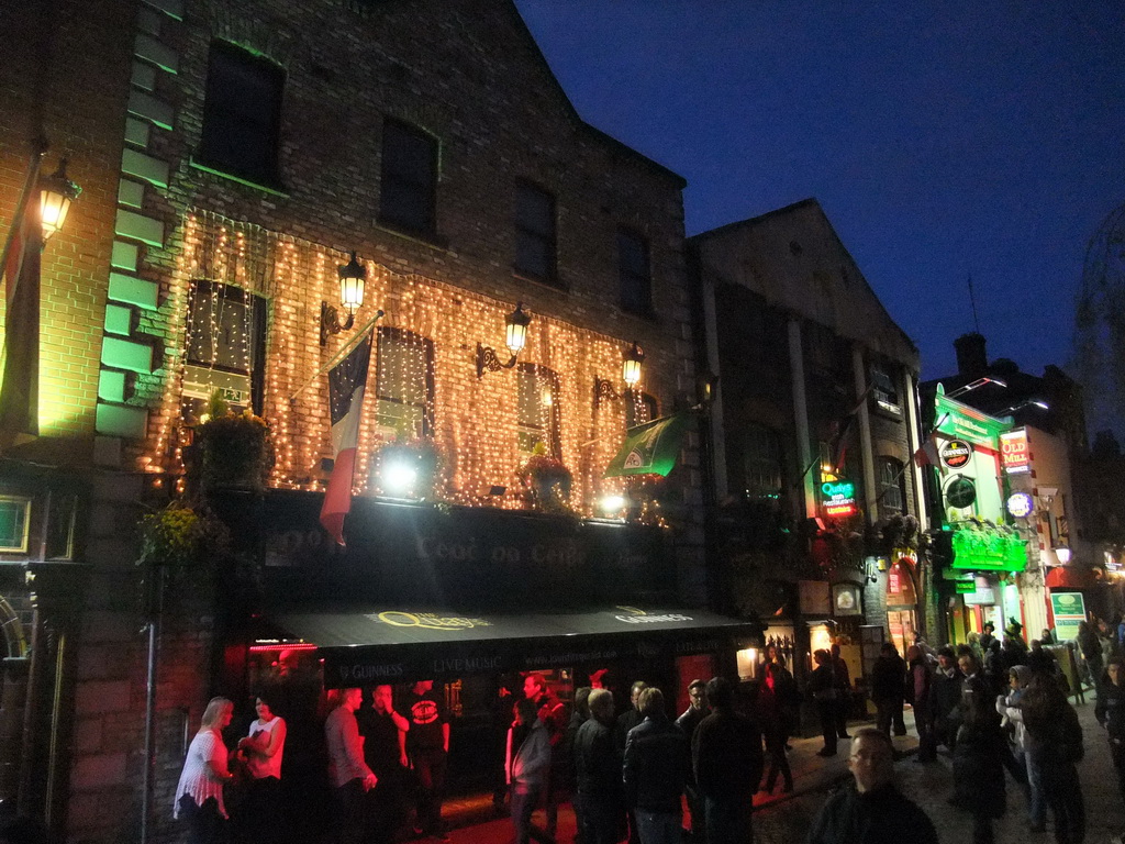 Restaurants and bars in the Temple Bar street, by night