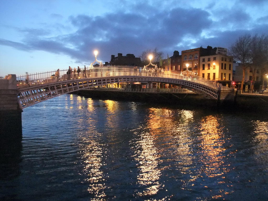 The Ha`penny Bridge over the Liffey river, by night