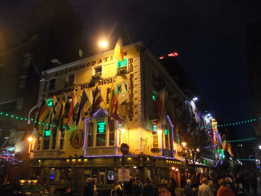 Front of the Oliver St. John Gogartys bar at the Temple Bar street, by night