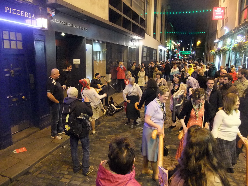 Street musicians at the Temple Bar street, by night