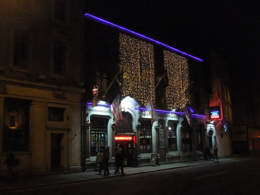 Front of the Parnell Mooney pub at Parnell Street, by night