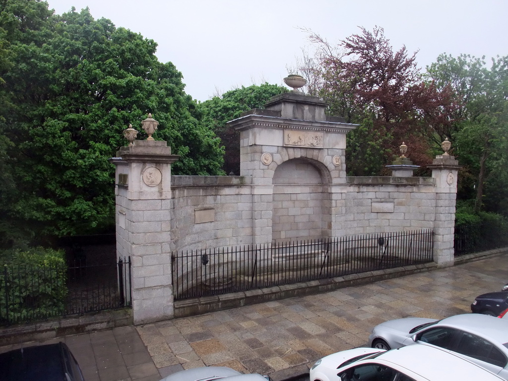 Fountain at Merrion Square West, viewed from the sightseeing bus