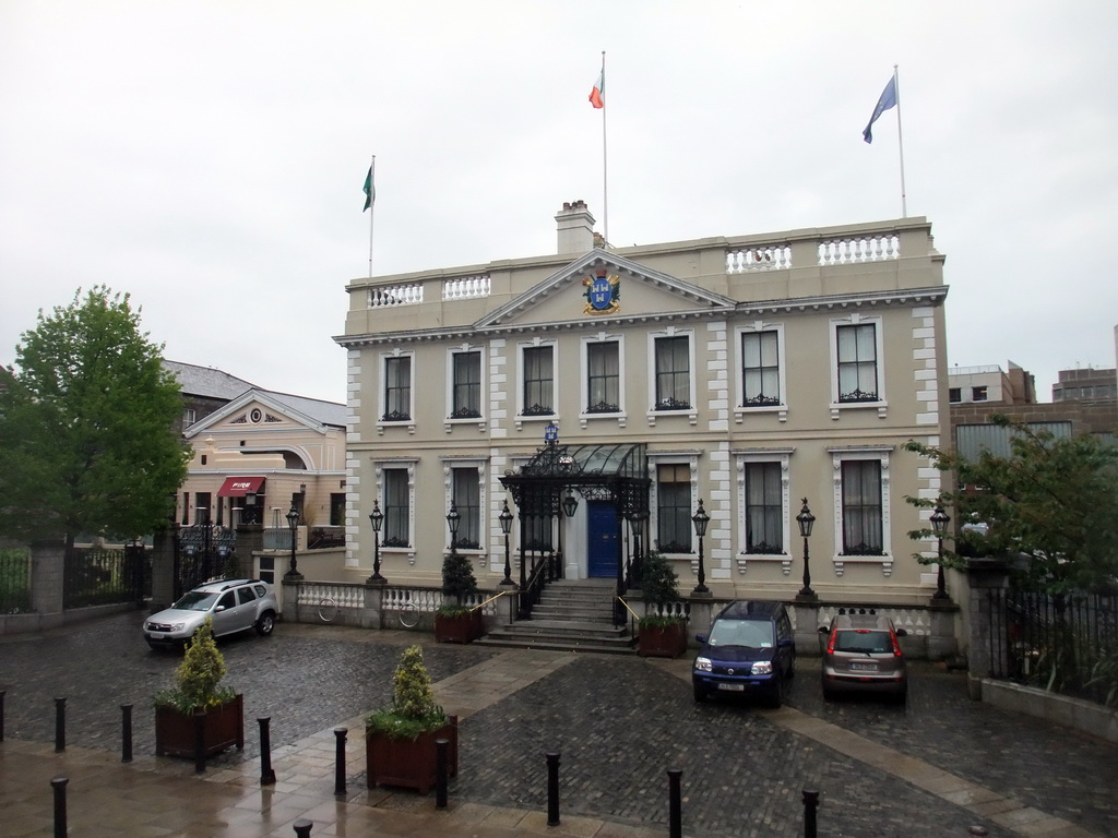 Front of the Mansion House at Dawson Street, viewed from the sightseeing bus