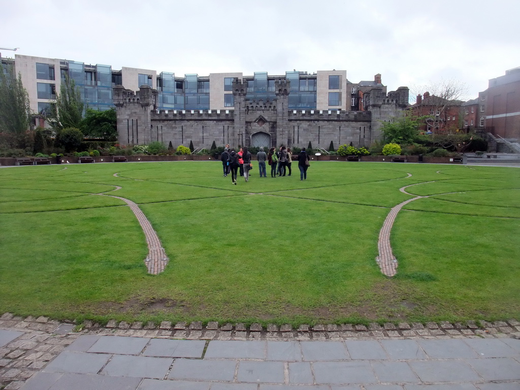 Gate of the Coach House and central field of the Dubhlinn Gardens