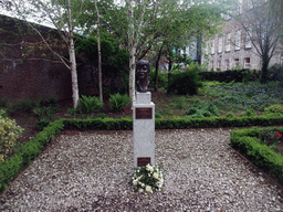 Memorial statue of Veronica Guerin at the Dubhlinn Gardens