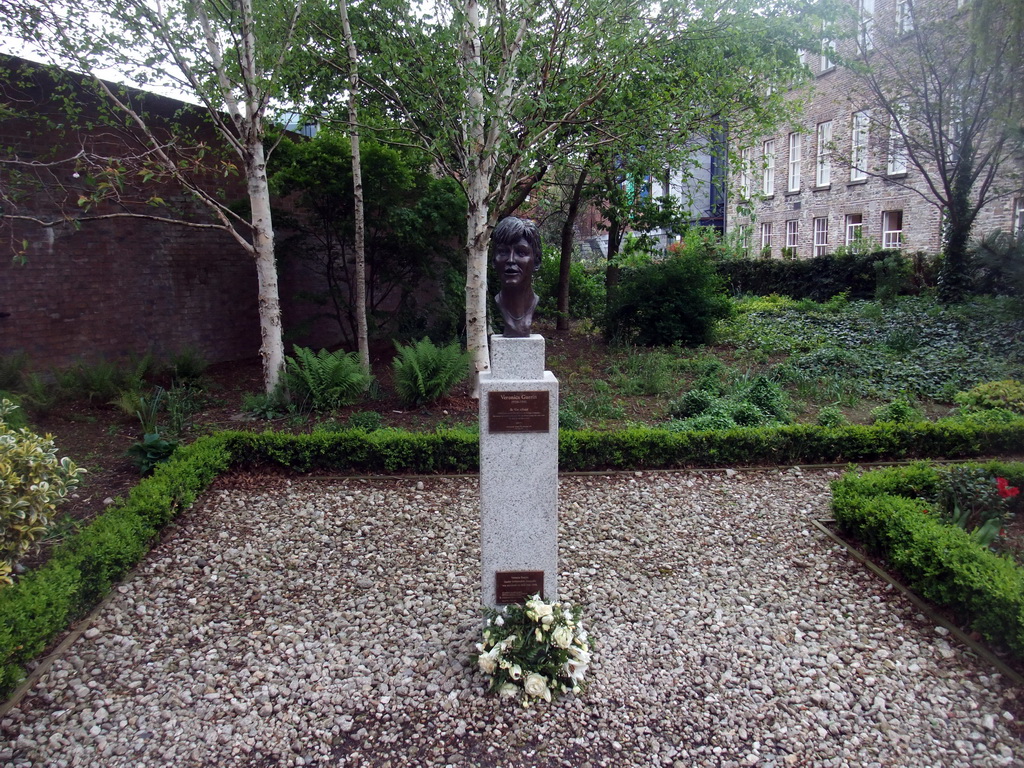 Memorial statue of Veronica Guerin at the Dubhlinn Gardens