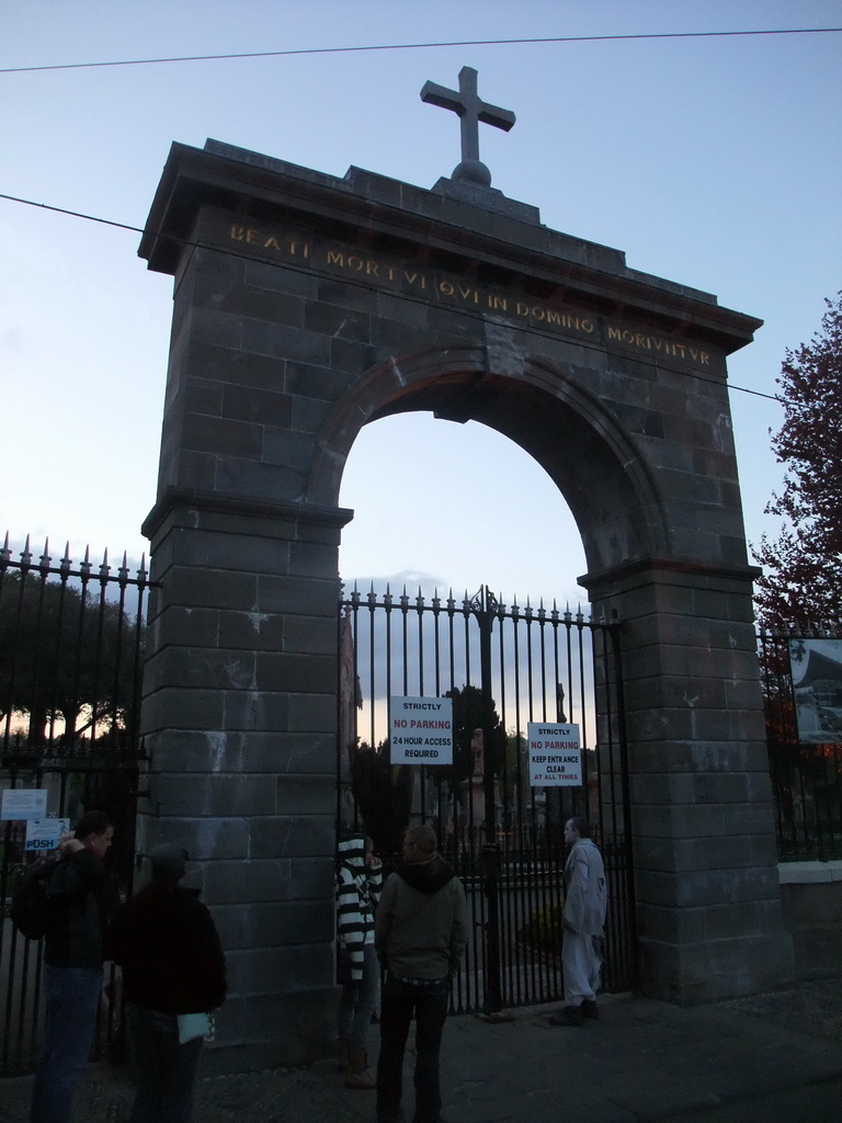 Gravedigger Ghost Tour actor at the entrance to the Glasnevin Cemetery