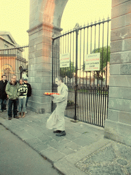 Gravedigger Ghost Tour actor with drinks at the entrance to the Glasnevin Cemetery