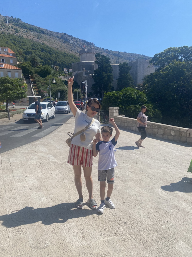 Miaomiao and Max at the Ulica Vrata od Pila street, with a view on the northwestern city walls with the Tvrdava Minceta fortress