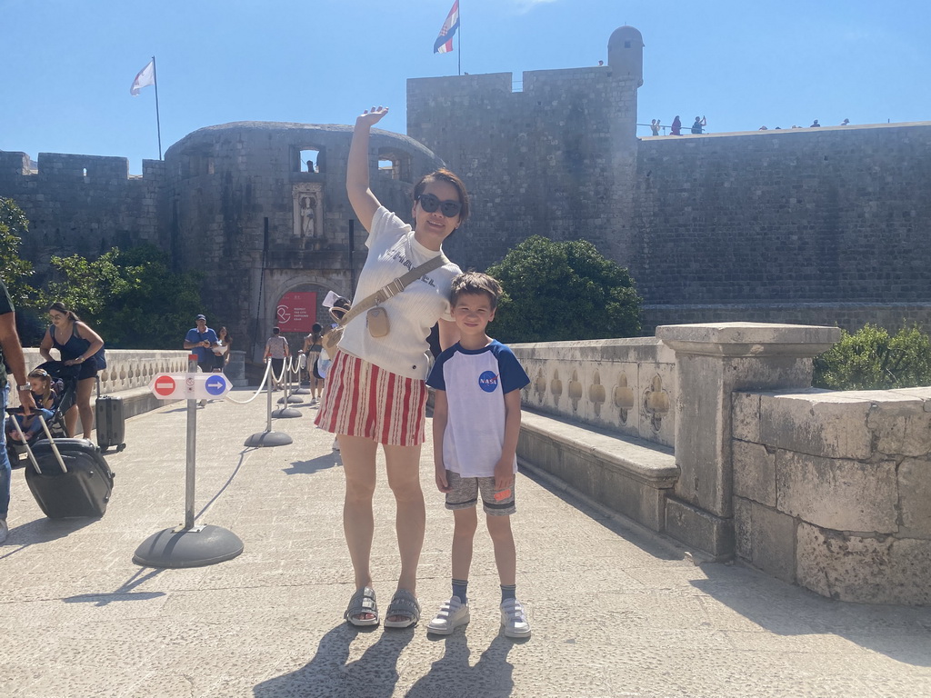 Miaomiao and Max with the Ulica Vrata od Pila street and the Pile Gate at the western city walls