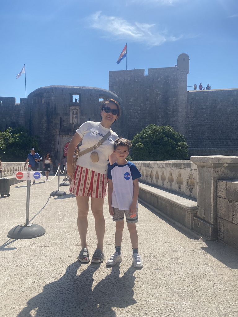 Miaomiao and Max with the Ulica Vrata od Pila street and the Pile Gate at the western city walls