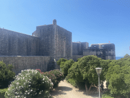 The southwestern city walls with the Tvrdava Bokar fortress, viewed from the Ulica Vrata od Pila street