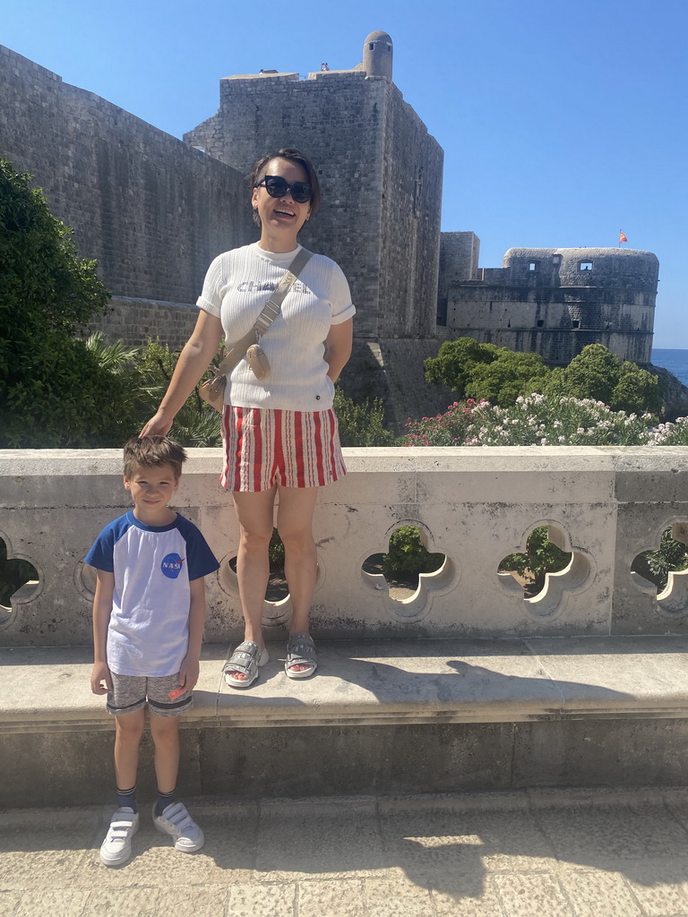 Miaomiao and Max at the Ulica Vrata od Pila street, with a view on the southwestern city walls with the Tvrdava Bokar fortress