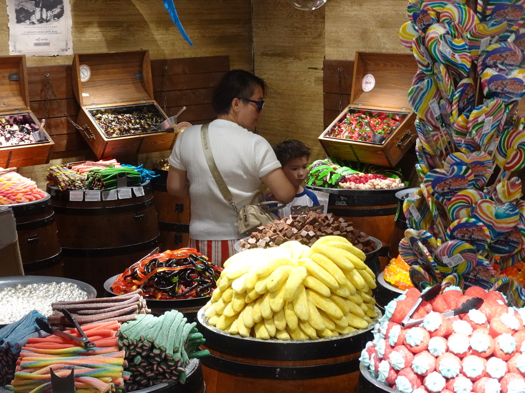 Miaomiao and Max at the Captain Candy store at the Stradun street