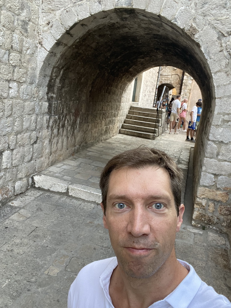 Tim and a Game of Thrones tour group in front of the entrance to the Ethnografic Museum Rupe at the Ulica od orte street