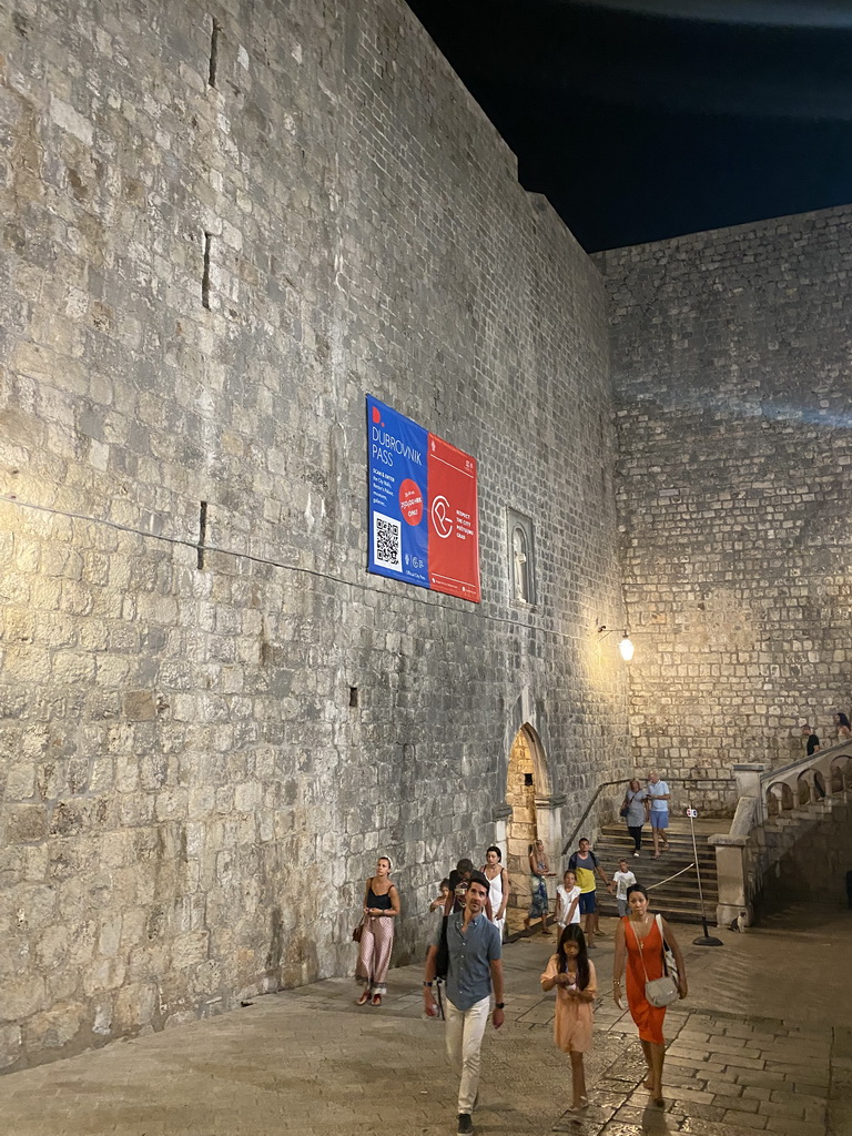 The area behind the Pile Gate, by night