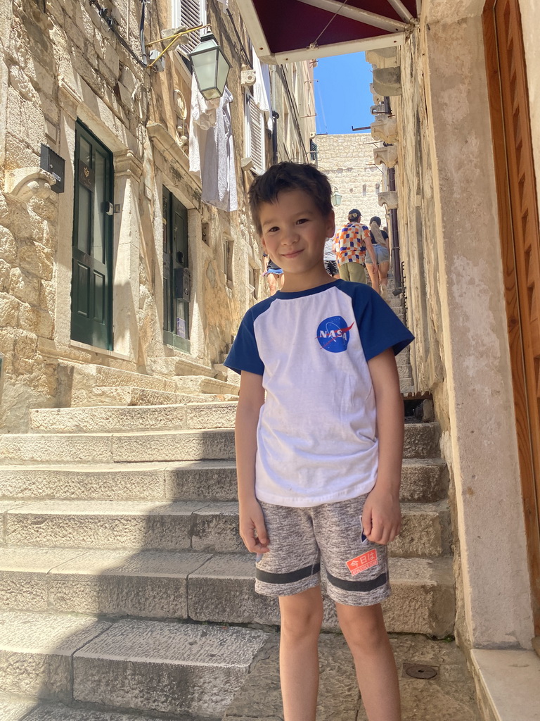 Max at the staircase at the Bokoviceva Ulica street, with a view on the Bua Gate