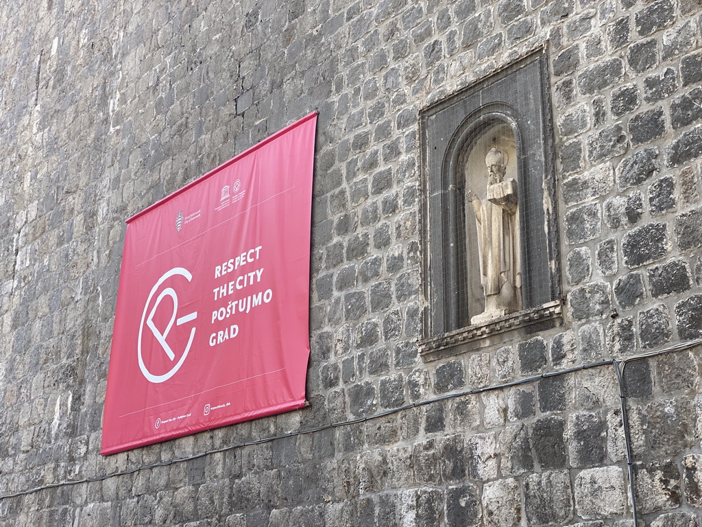 Statue and banner at the area behind the Pile Gate