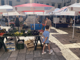 Miaomiao and Max with market stalls at the Gunduliceva Poljana market square