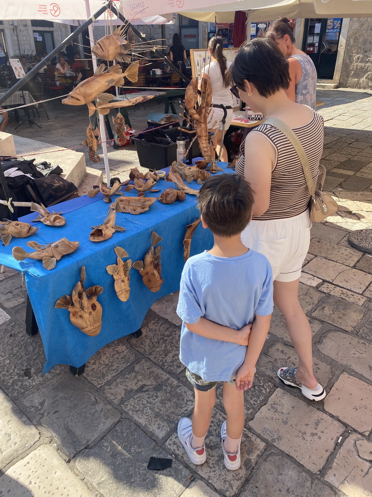 Miaomiao and Max at a market stall at the Gunduliceva Poljana market square