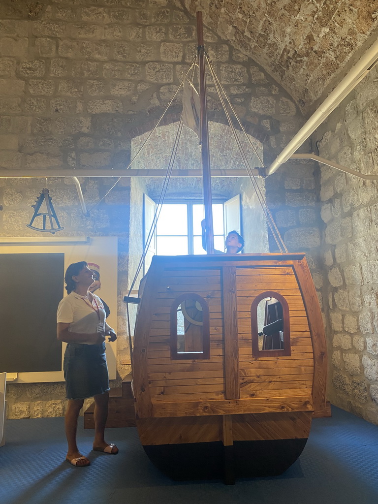 Max raising the flag at a ship at the playground at the upper floor of the Maritime Museum